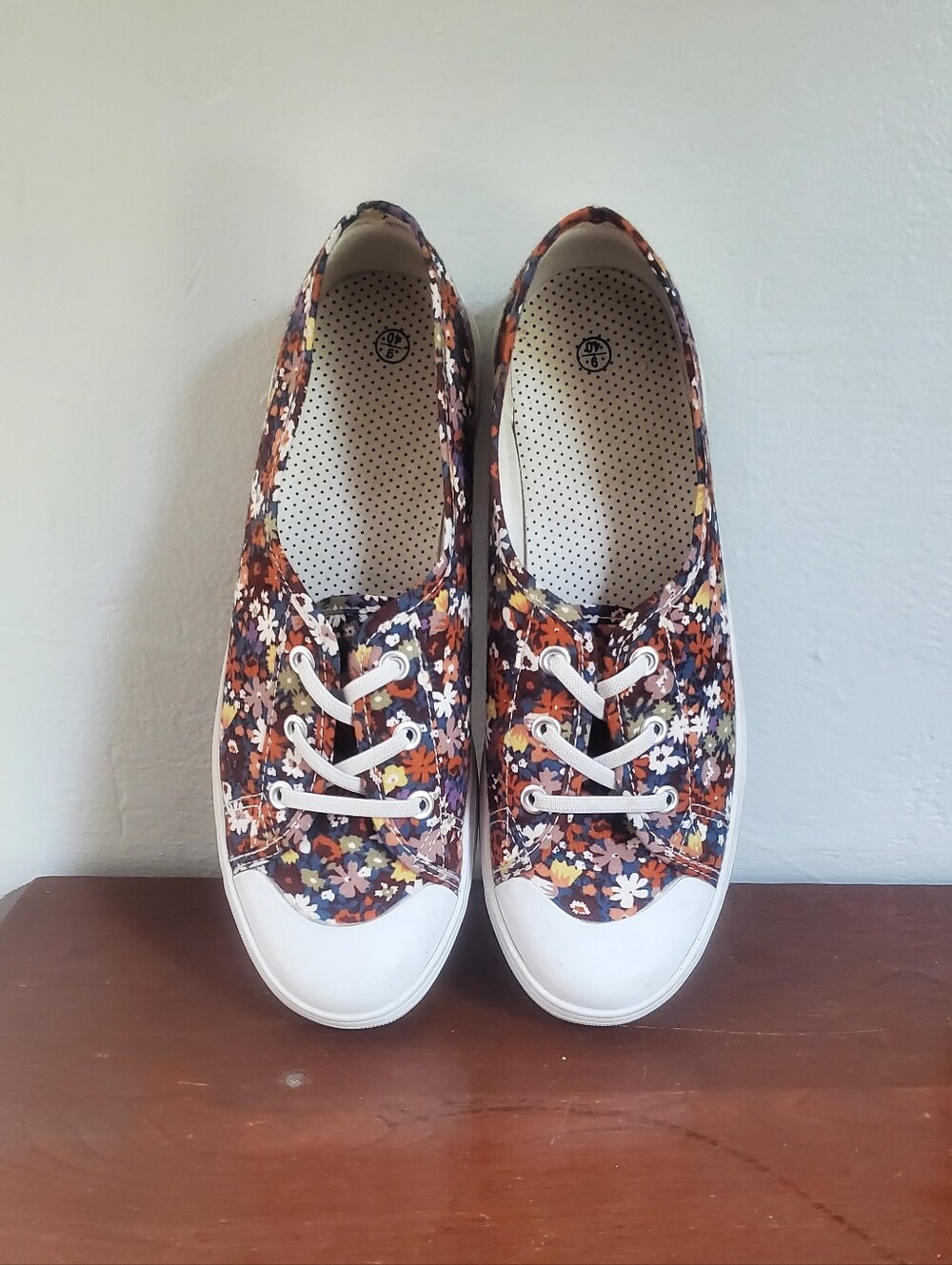 Floral Canvas Lace-Up Women's Sneakers - Multicolor